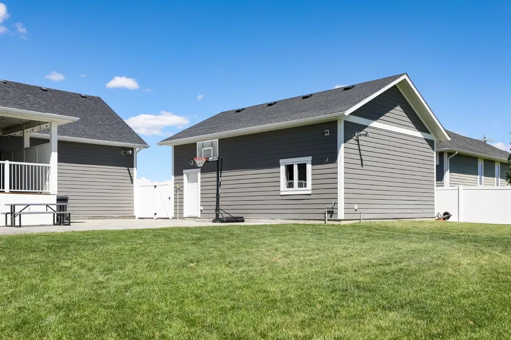372 E 1 Avenue N Magrath AB T0K 1J0