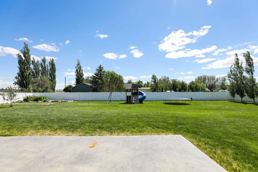 372 E 1 Avenue N Magrath AB T0K 1J0