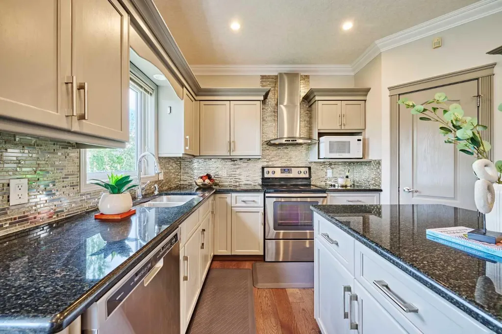 605 Hamptons Drive NW Calgary AB T3A 6A2