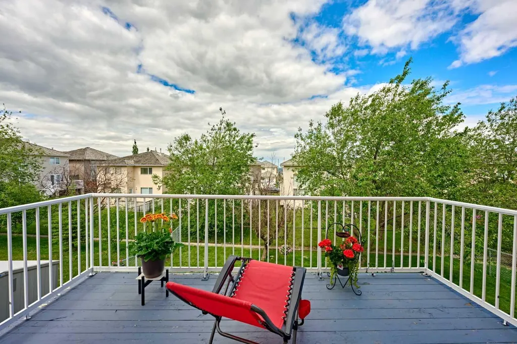 605 Hamptons Drive NW Calgary AB T3A 6A2
