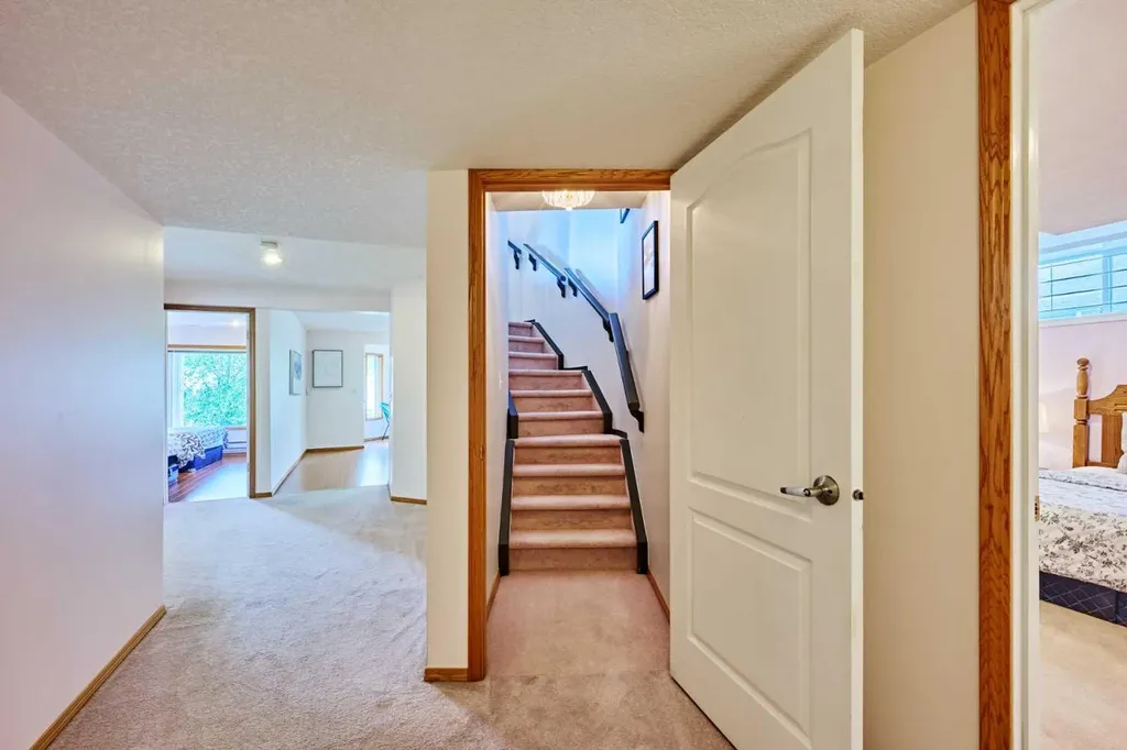605 Hamptons Drive NW Calgary AB T3A 6A2