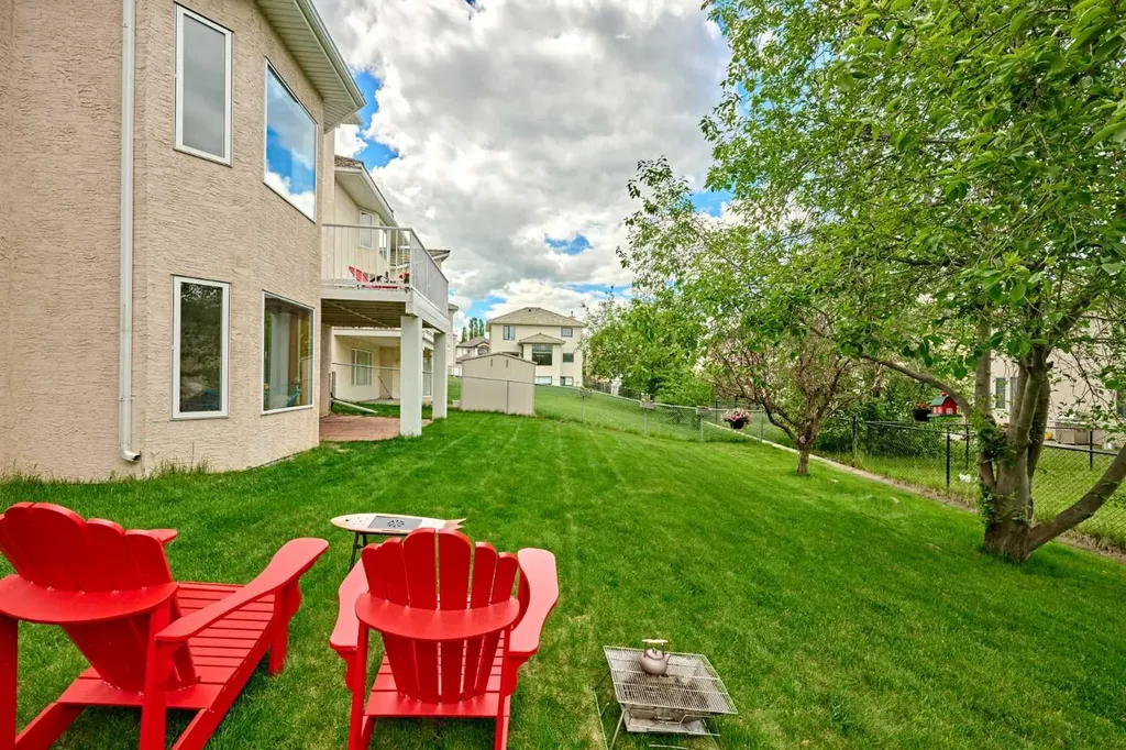 605 Hamptons Drive NW Calgary AB T3A 6A2