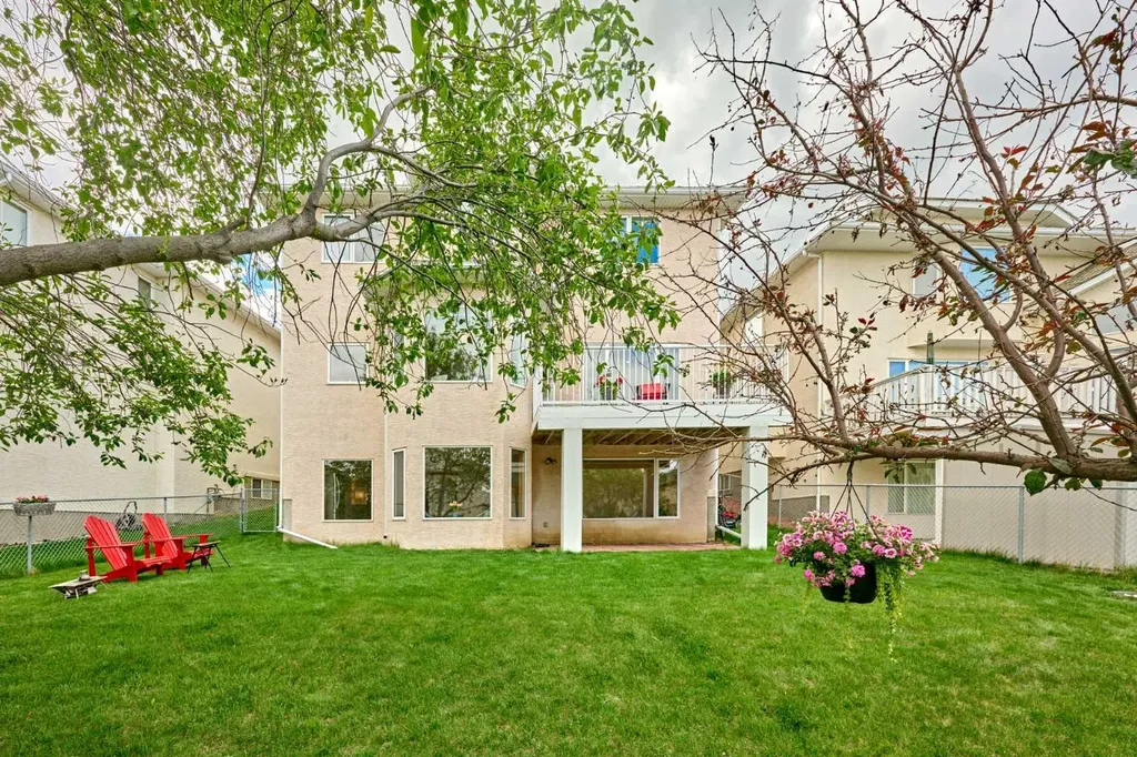605 Hamptons Drive NW Calgary AB T3A 6A2