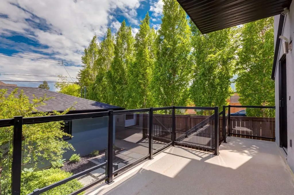 3924 18 Street SW Calgary AB T2T 4V4