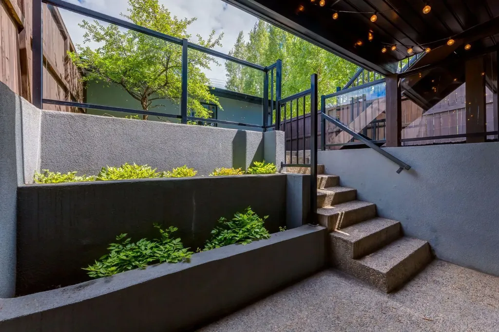 3924 18 Street SW Calgary AB T2T 4V4