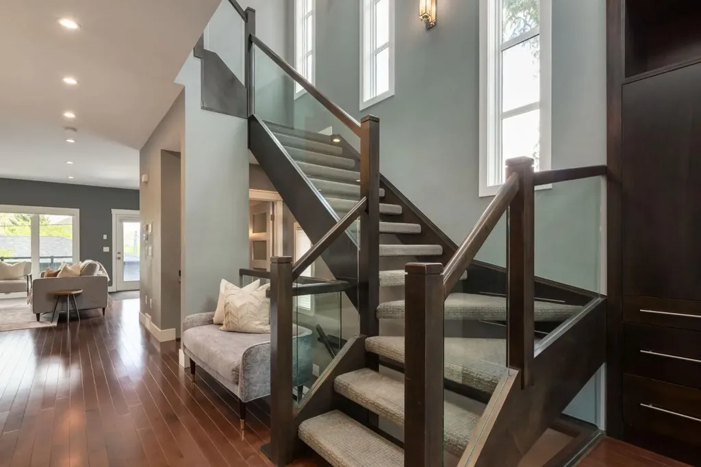 3924 18 Street SW Calgary AB T2T 4V4
