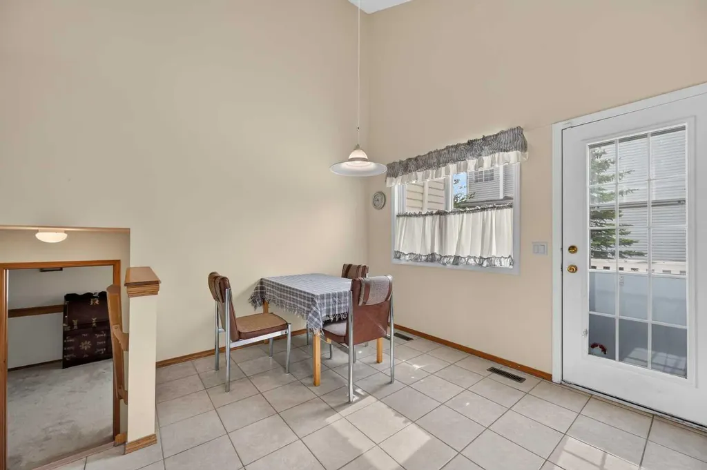 76 Hawkmount Close NW Calgary AB T3G 3Z5