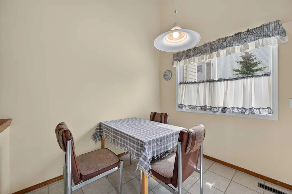 76 Hawkmount Close NW Calgary AB T3G 3Z5