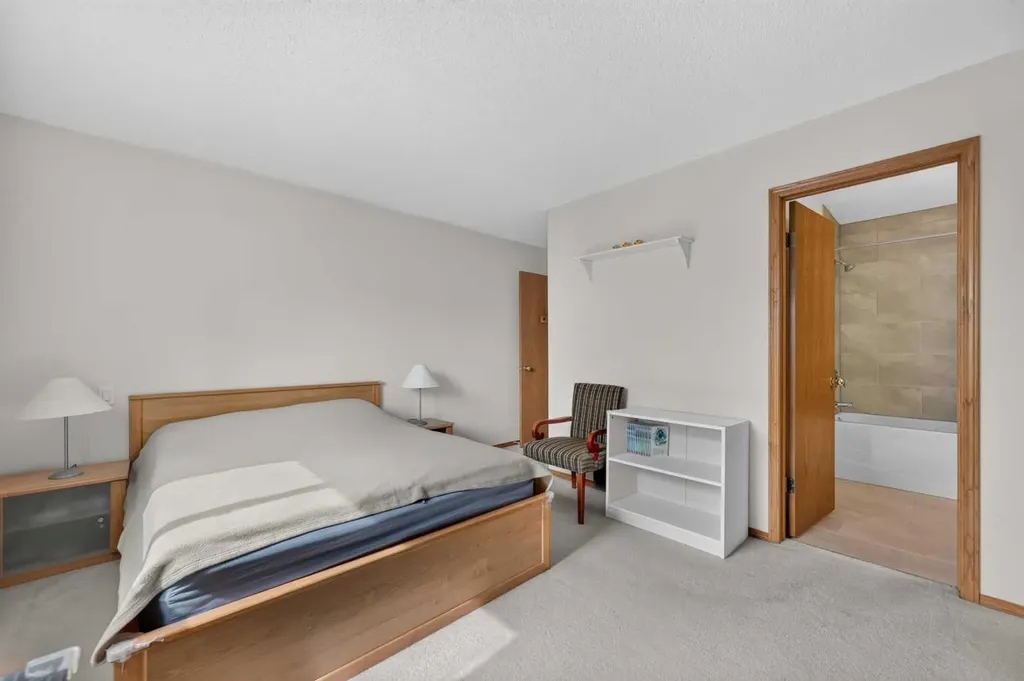 76 Hawkmount Close NW Calgary AB T3G 3Z5