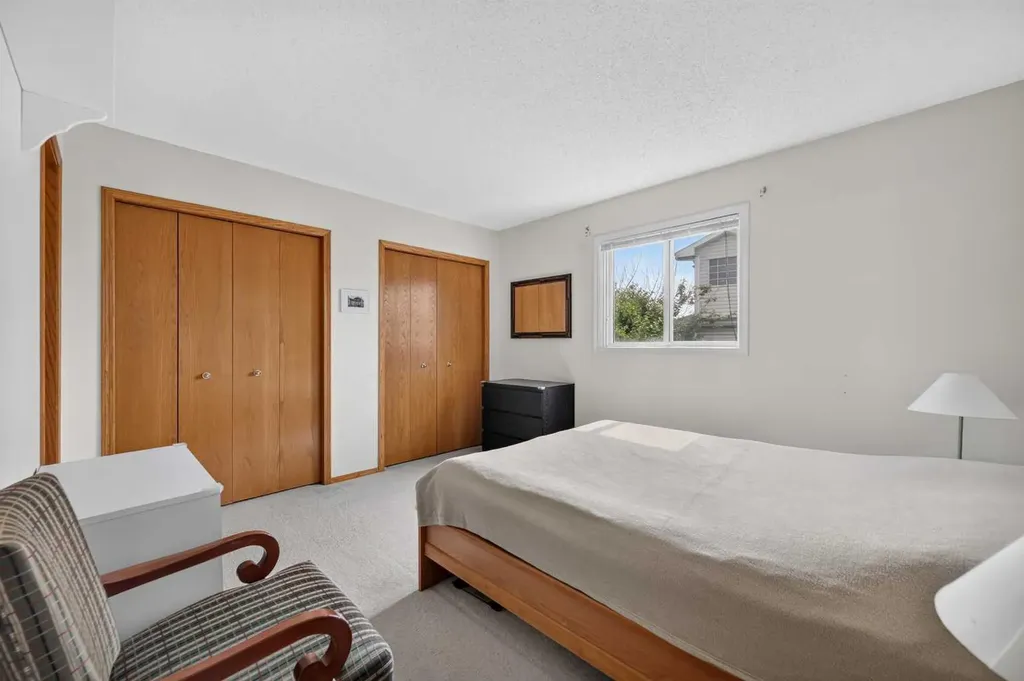 76 Hawkmount Close NW Calgary AB T3G 3Z5