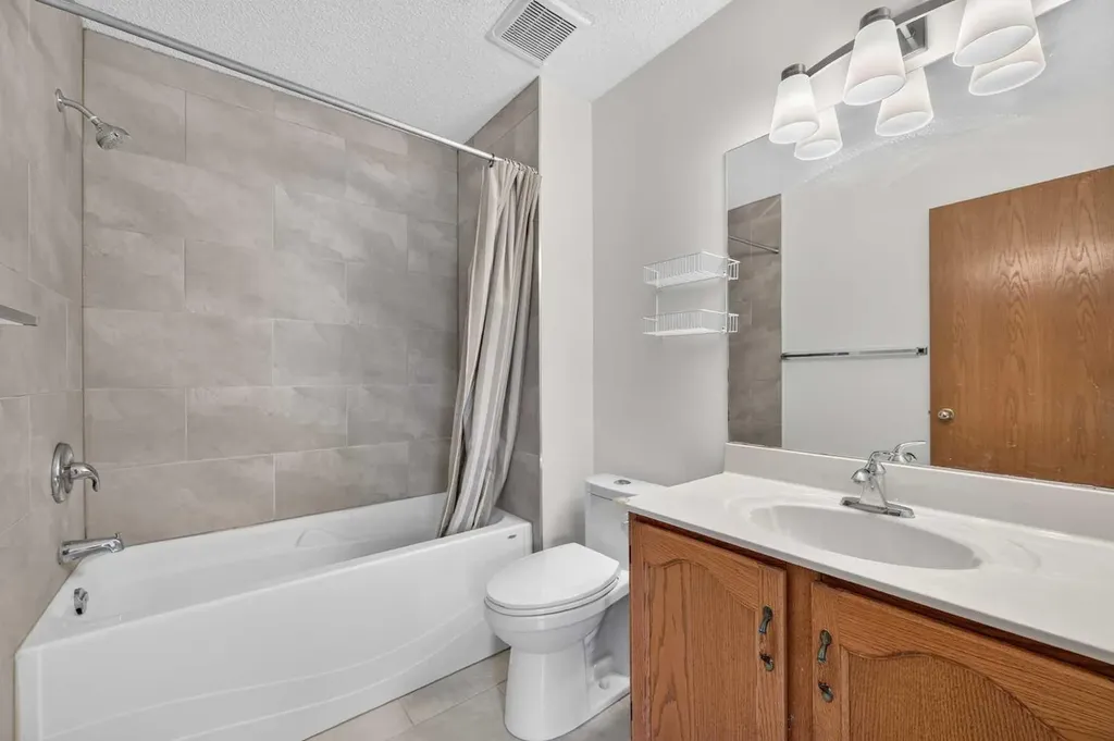 76 Hawkmount Close NW Calgary AB T3G 3Z5