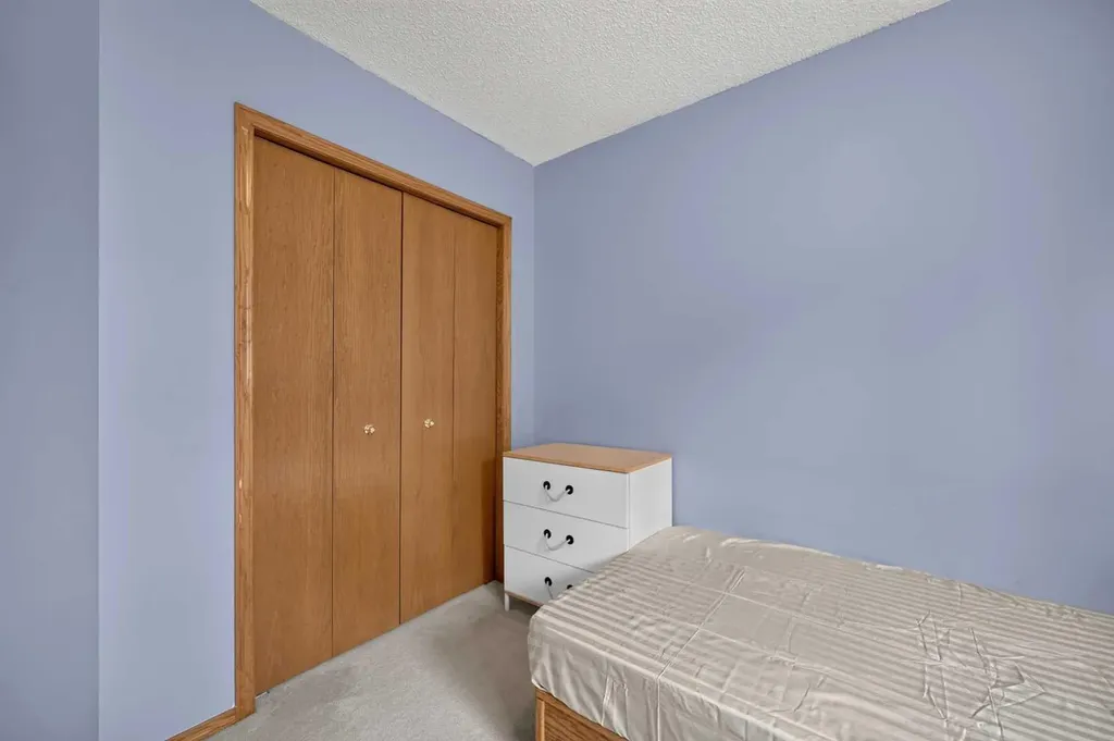 76 Hawkmount Close NW Calgary AB T3G 3Z5