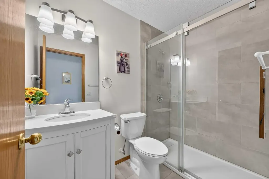 76 Hawkmount Close NW Calgary AB T3G 3Z5