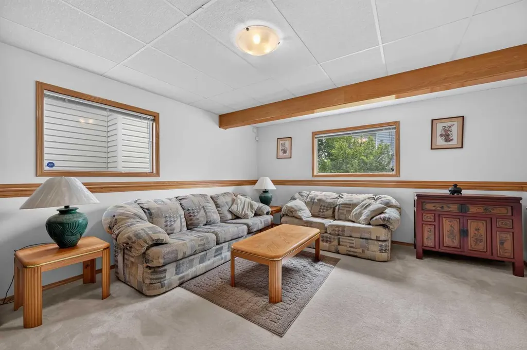 76 Hawkmount Close NW Calgary AB T3G 3Z5