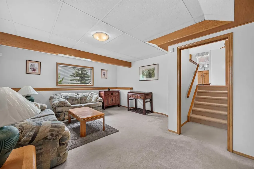 76 Hawkmount Close NW Calgary AB T3G 3Z5