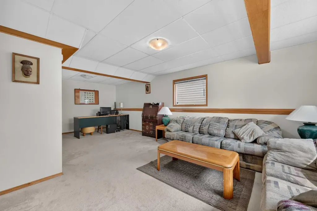 76 Hawkmount Close NW Calgary AB T3G 3Z5