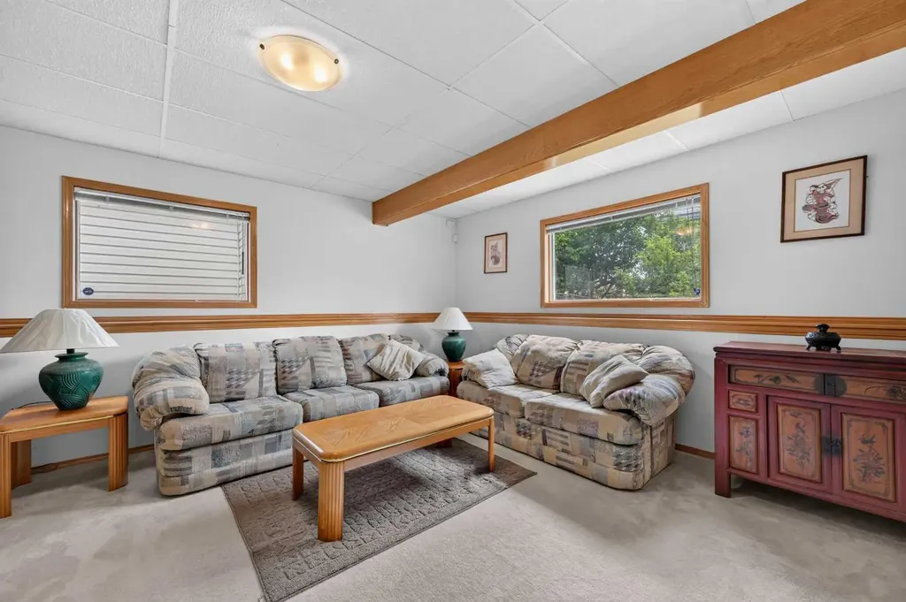 76 Hawkmount Close NW Calgary AB T3G 3Z5