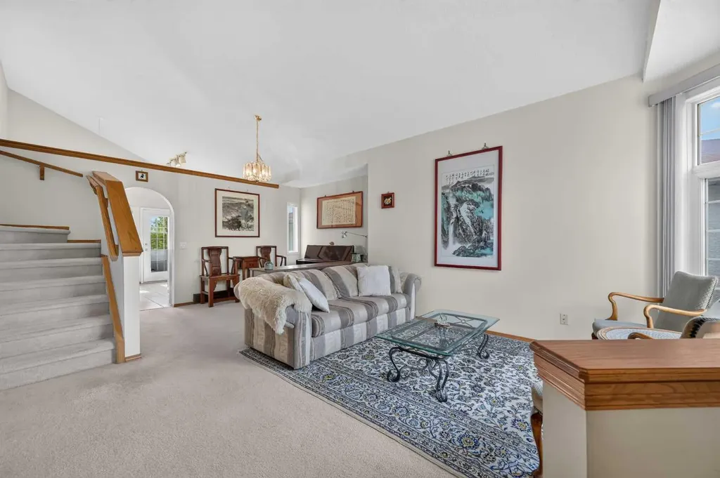 76 Hawkmount Close NW Calgary AB T3G 3Z5