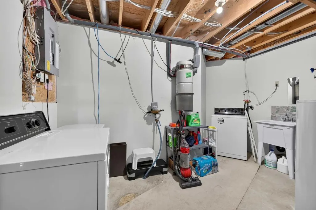 76 Hawkmount Close NW Calgary AB T3G 3Z5