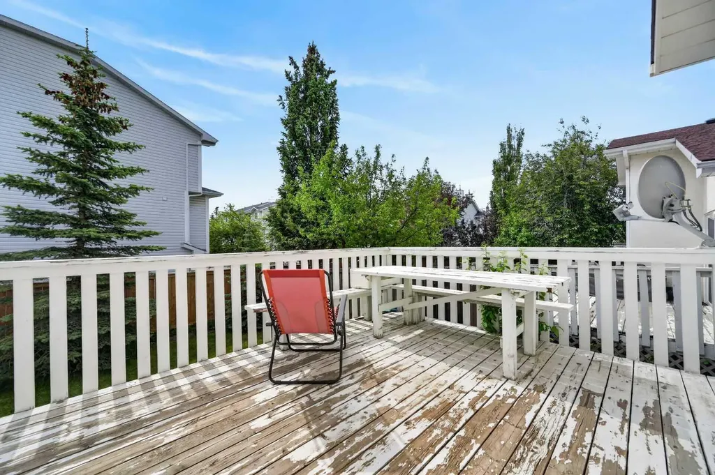 76 Hawkmount Close NW Calgary AB T3G 3Z5