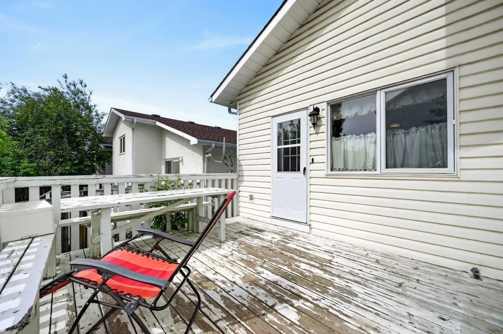 76 Hawkmount Close NW Calgary AB T3G 3Z5