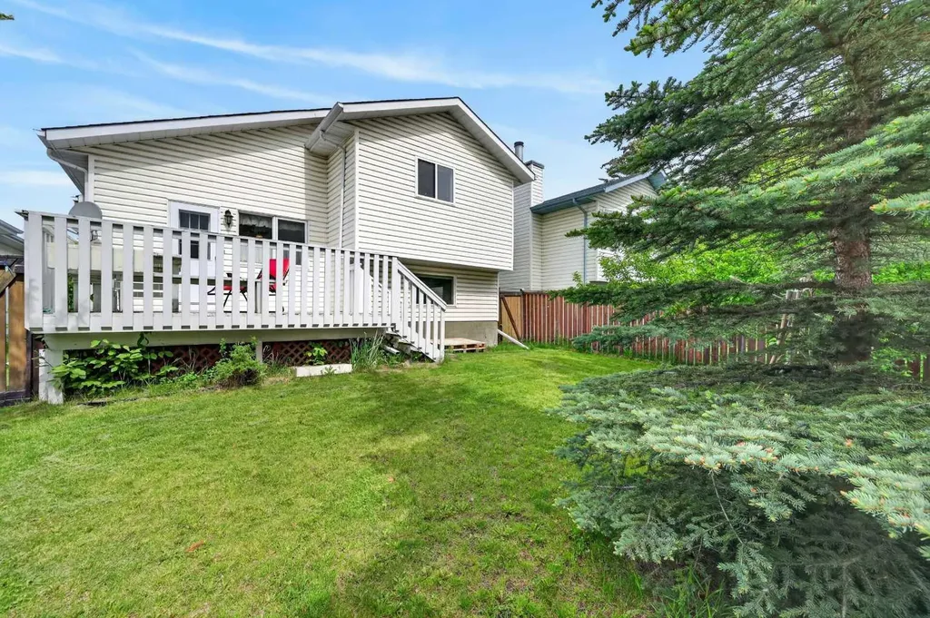 76 Hawkmount Close NW Calgary AB T3G 3Z5