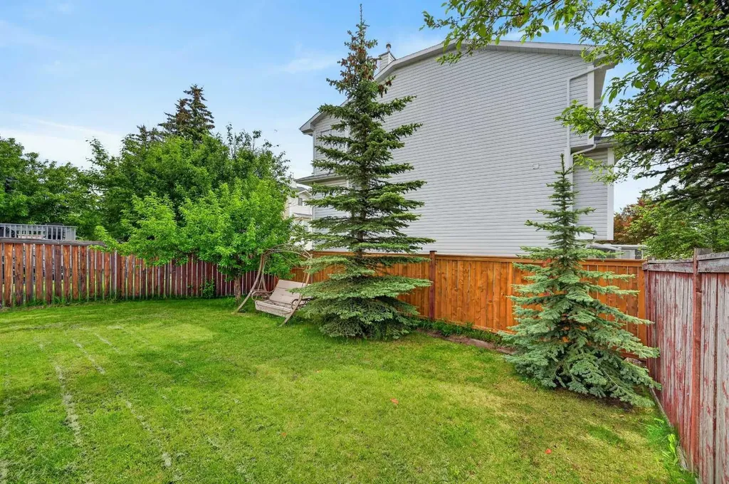 76 Hawkmount Close NW Calgary AB T3G 3Z5