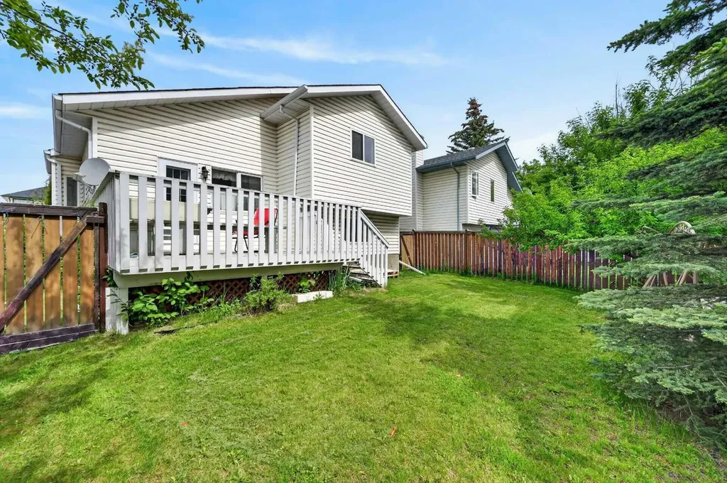 76 Hawkmount Close NW Calgary AB T3G 3Z5
