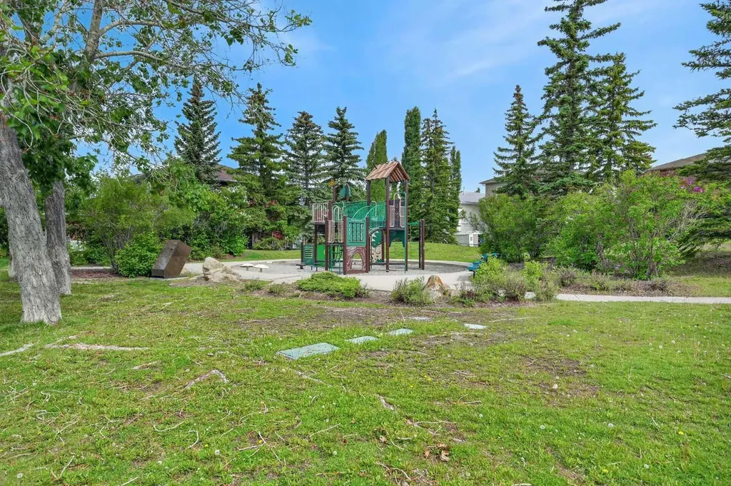 76 Hawkmount Close NW Calgary AB T3G 3Z5