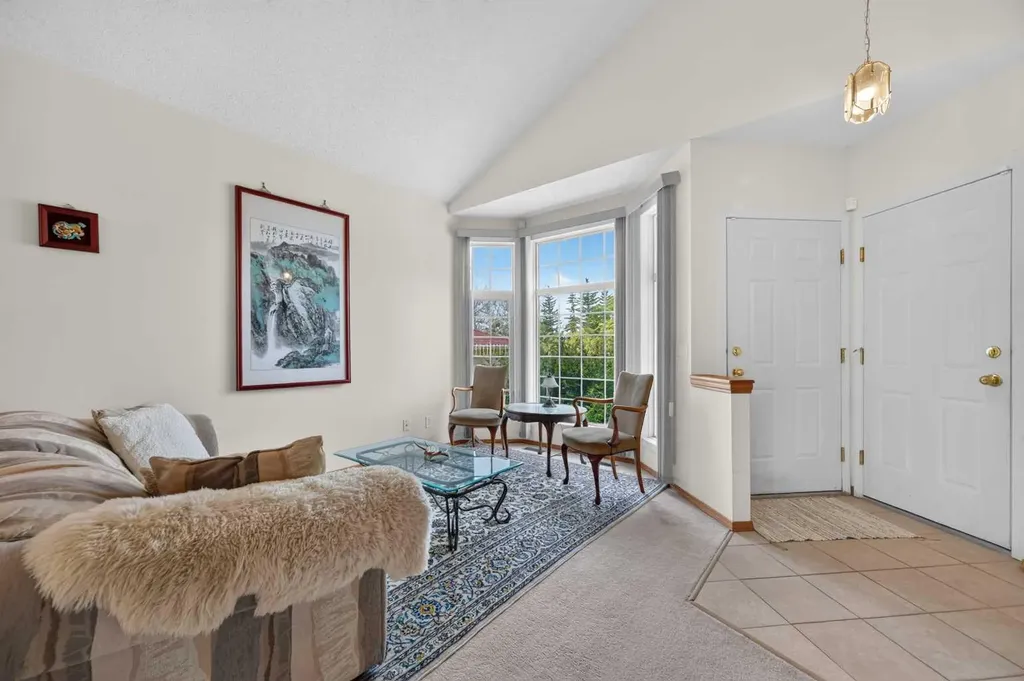 76 Hawkmount Close NW Calgary AB T3G 3Z5