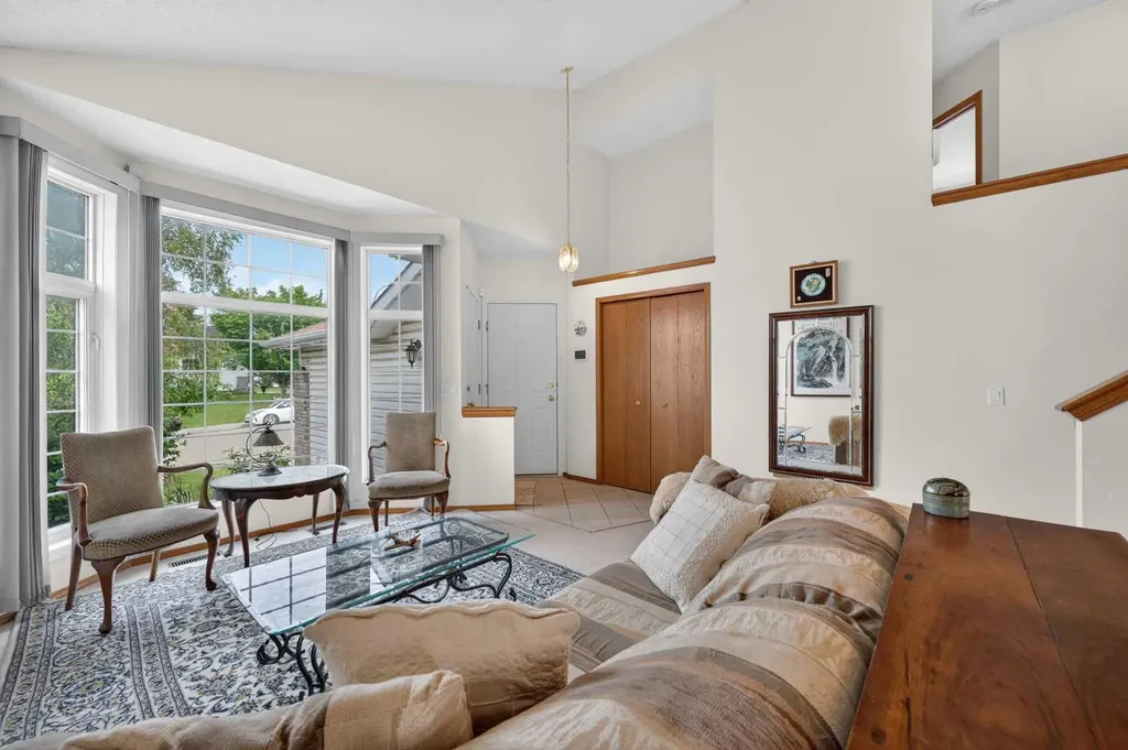 76 Hawkmount Close NW Calgary AB T3G 3Z5