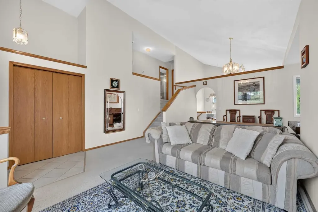 76 Hawkmount Close NW Calgary AB T3G 3Z5