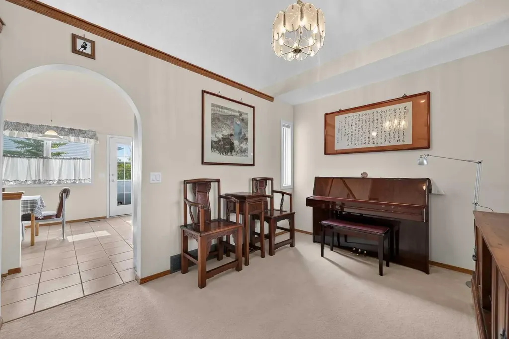 76 Hawkmount Close NW Calgary AB T3G 3Z5