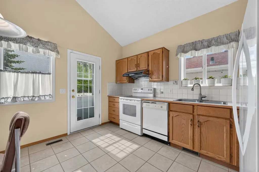 76 Hawkmount Close NW Calgary AB T3G 3Z5