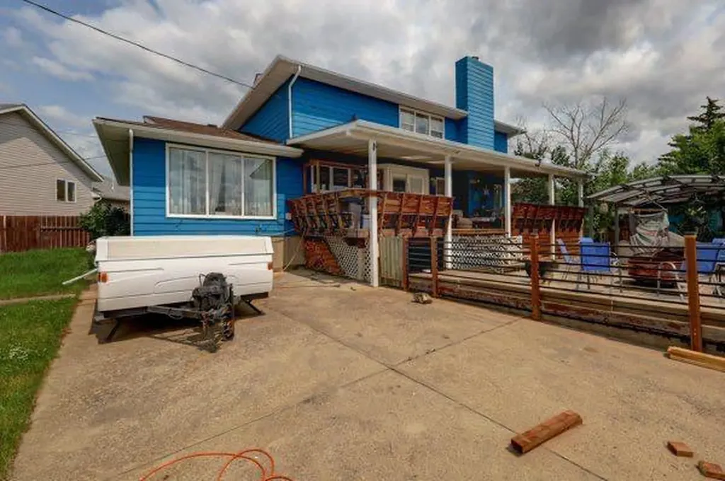 710 Bankview Close Drumheller AB T0J0Y6