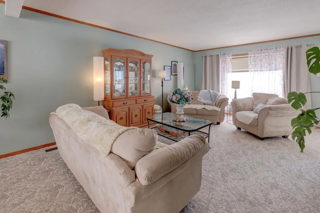 710 Bankview Close Drumheller AB T0J0Y6