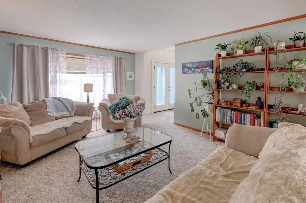 710 Bankview Close Drumheller AB T0J0Y6
