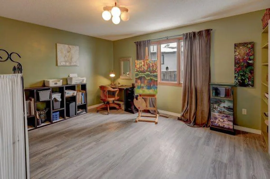 710 Bankview Close Drumheller AB T0J0Y6