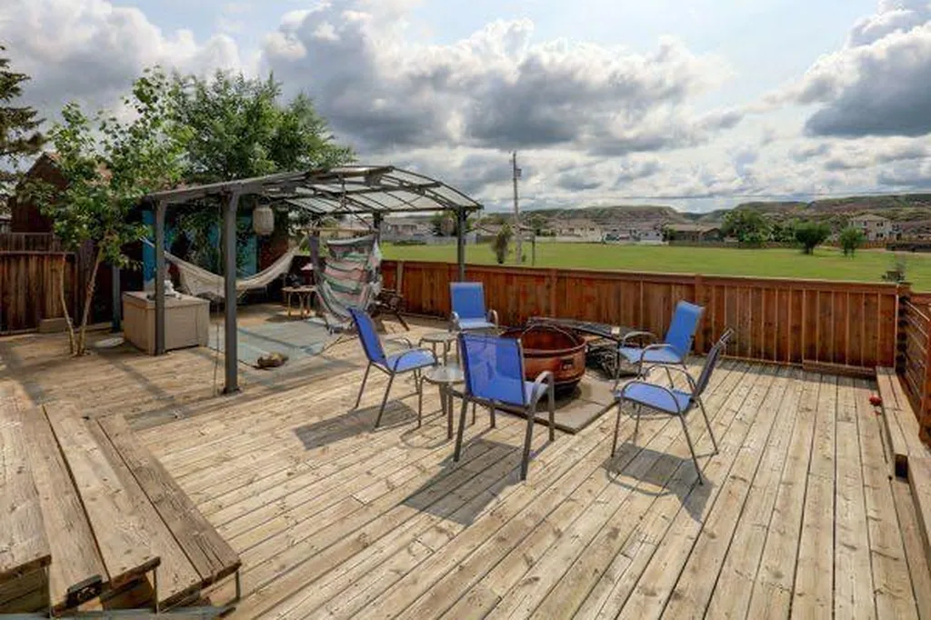 710 Bankview Close Drumheller AB T0J0Y6