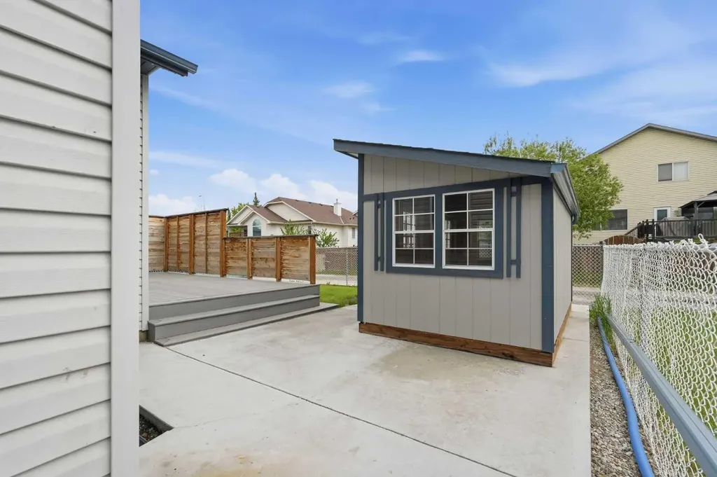 209 Oakmere Close Chestermere AB T1X1L1