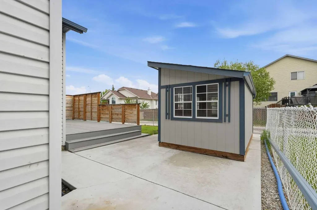 209 Oakmere Close Chestermere AB T1X1L1