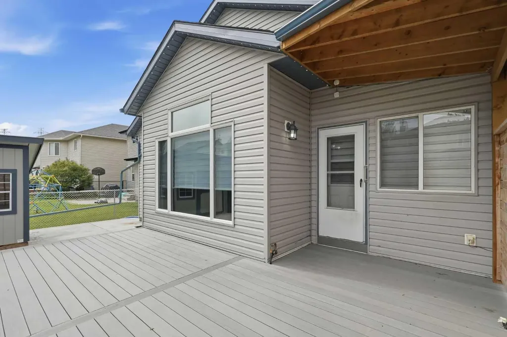 209 Oakmere Close Chestermere AB T1X1L1