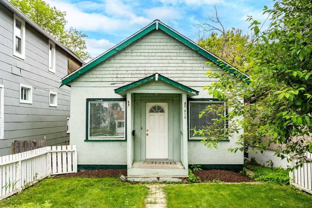 919 20 Avenue NW Calgary AB T2M 1E6