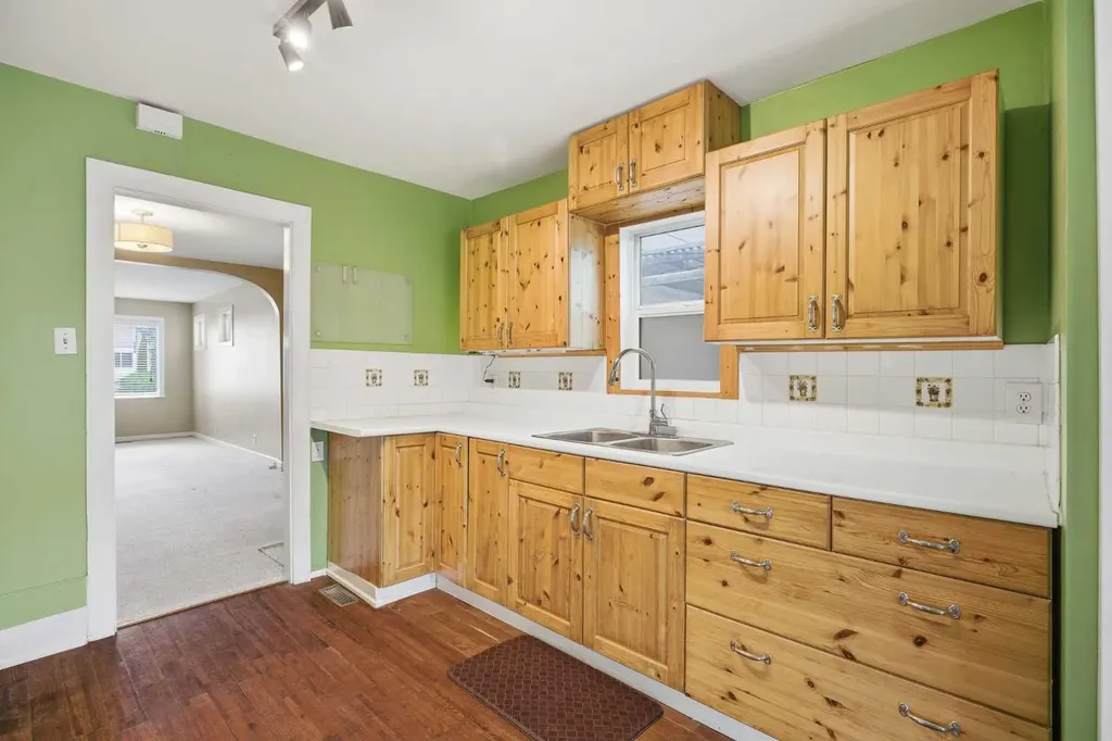 919 20 Avenue NW Calgary AB T2M 1E6