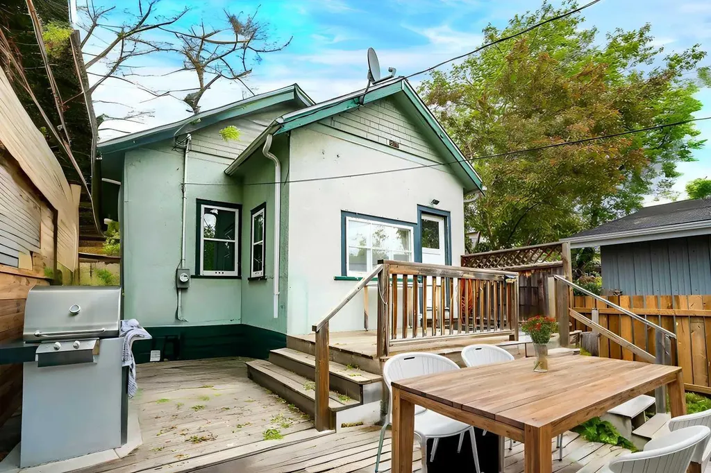 919 20 Avenue NW Calgary AB T2M 1E6