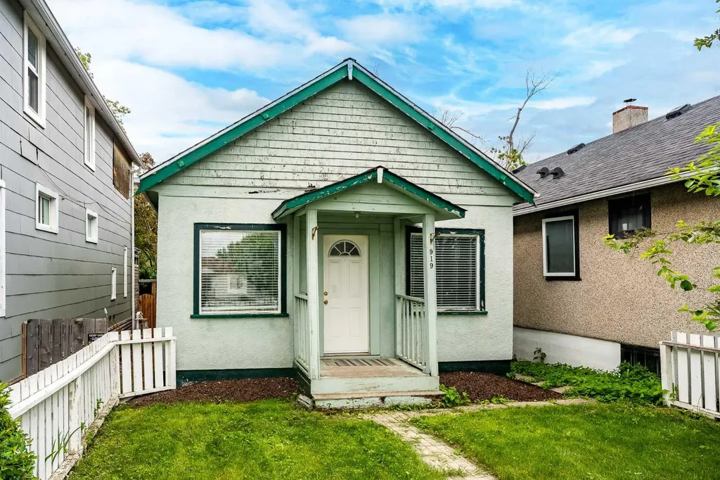 919 20 Avenue NW Calgary AB T2M 1E6