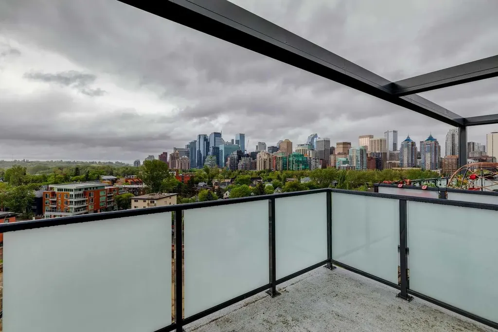 327 9a Street NW Calgary AB T2N 1T7