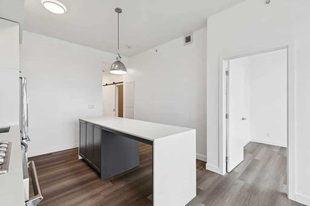 327 9a Street NW Calgary AB T2N 1T7