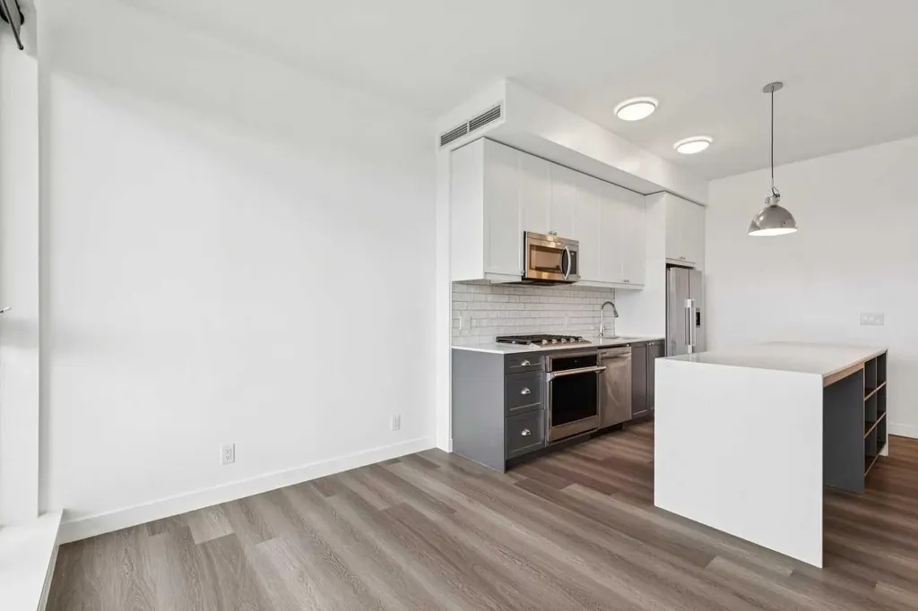 327 9a Street NW Calgary AB T2N 1T7