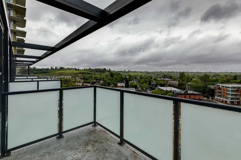 327 9a Street NW Calgary AB T2N 1T7